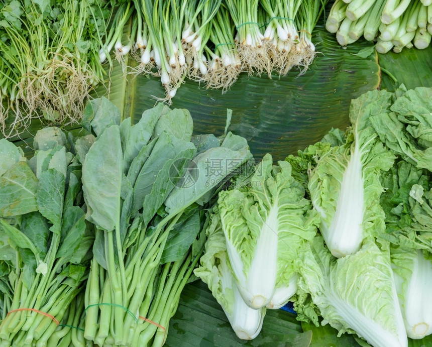 泰国街头市场上的新鲜蔬菜捆羽衣甘蓝葱图片