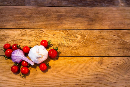 调味料意大利木制的桌上面食成分樱桃番茄洋葱大蒜图片