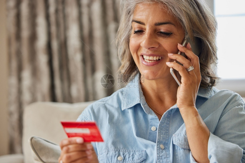 安全焦虑的在家提供信用卡的女妇电话号码详情请查看InfoFinland上的电话营销图片