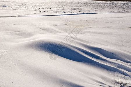 山丘地上的黄雪图案和滑场景中霜新的堆图片