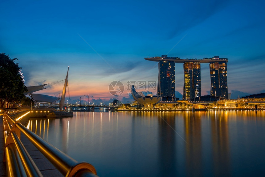 码头摩天大楼塔黄昏的新加坡市中心滨海湾金沙空中公园和艺术科学博物馆滨海湾和黄昏的金沙空中公园图片