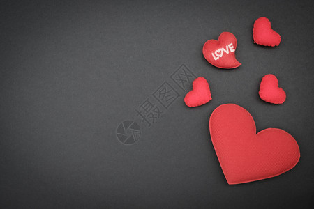 红色枕头心和黑背景的爱情词人节概念优质的小型平坦图片