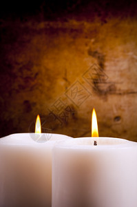 黑色的白蜡烛烧着时有纹状的古年背景燃烧一种背景图片