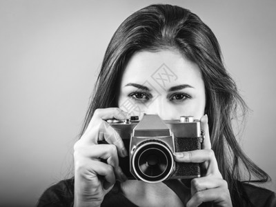 镜片萨姆纳斯女照片中一位美女指着用黑白照相机拍摄的古老图片