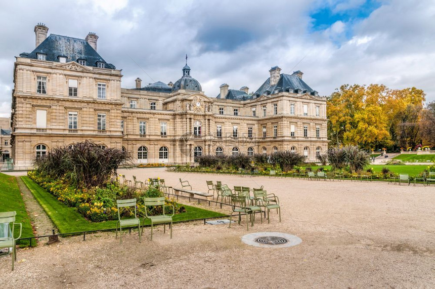 冬季卢森堡宫法国巴黎有云雾的天空乐公园建造图片