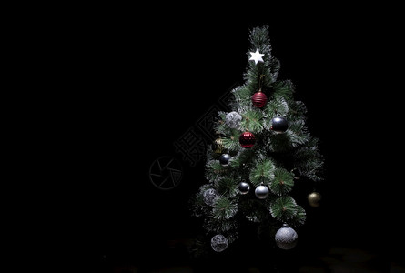 乡村季节黑色背景上装饰的圣诞节树玩具图片