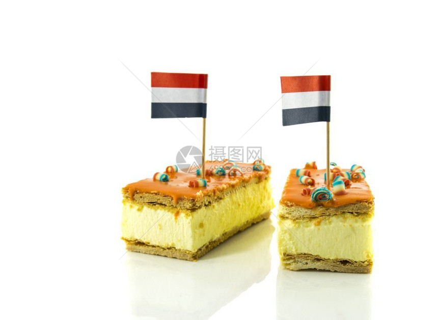 荷兰语两个橙色tompouce带有荷兰的传统糕点主要在国王节因此颜色是橙荷兰传统颜两个带有荷兰的橙色tompouce两个带有荷兰图片