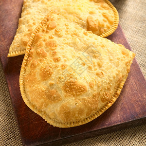 抖音点关注重点典型的美国人传统玻利维亚面粉是盛满奶酪的深炸糕点是一种流行的街头零食以自然光拍制有选择地聚焦关注下半部分的面粉背景