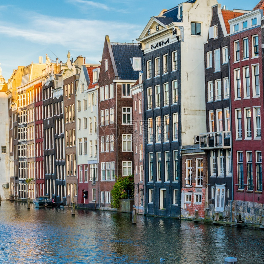 城市户外老的在荷兰阿姆斯特丹沿着运河的多姿彩房屋及其在水中的反射图片
