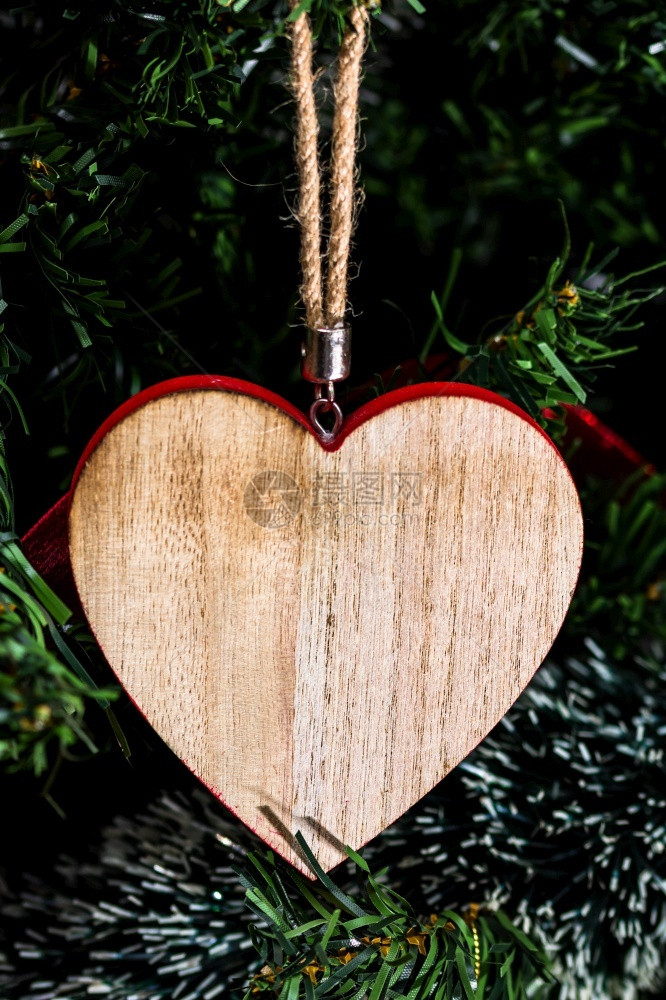 抽象的心形圣诞装饰品挂在树上小玩意卡片图片
