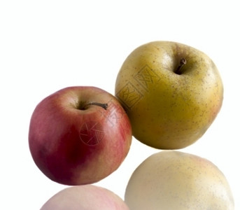 可口营养植物含有镜子反射像的果实在白色背景上与镜面反射隔离的苹果图片
