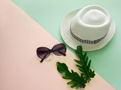 叶子美丽的旅行夏季最微量风格附件项目用帽子和墨镜印在多彩背景上图片