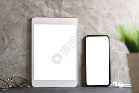 现代的手机显示空白屏幕的平板电脑和话白色的图片