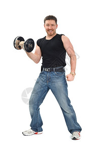 练习健身房男人与哑铃和微笑在白色背景上力量图片