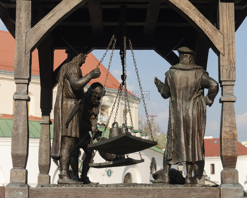 雕像在白俄罗斯明克它象征着在149年该市收到马格德堡法律之后明斯克作为一个主要手工艺和贸易中心49年历史的秤图片