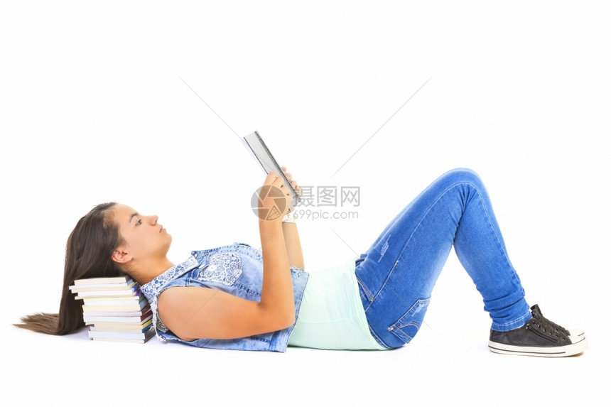 年轻的女童阅读书孤立于白色背景之外女孩阅读书青少年坐着图片