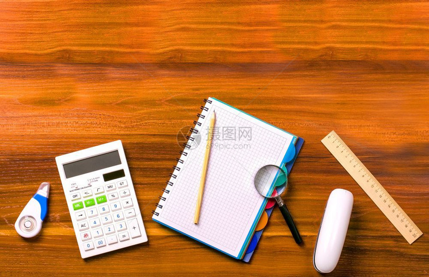 桌子工作空间程师计算仪弹簧笔记本标尺放大器铅笔木制桌上的订书机一种象征图片