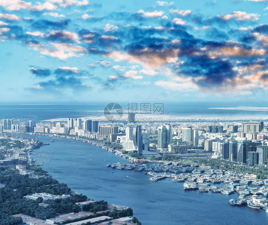 城市景观中心未来派迪拜直升机飞航空线和升机小溪的空中城市天线和大溪迪拜图片