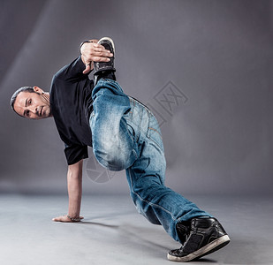 Break舞者的照片谁在进行他的动作竞赛表演图片