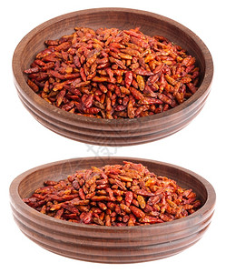 调味料辣椒食物白背景隔绝的旧木碗上PiriPiri胡椒图片