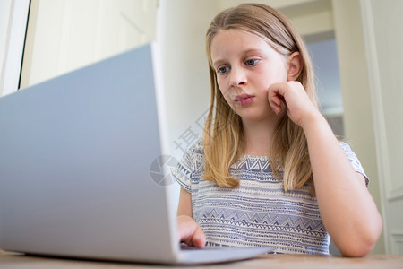 被欺负虐待笔记本电脑年轻女孩担心线上欺凌图片