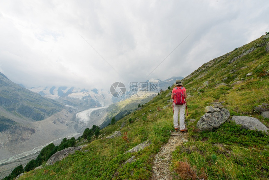 假期高级的偏远地区在高山中散步的退休妇女在图片
