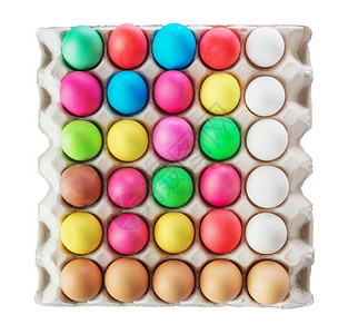棕色的纸板盒中多色复活节鸡蛋以白色背景隔离排食物图片