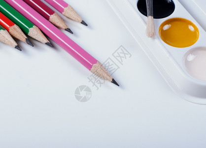 干净的绘画布鲁希斯和铅笔的通道和水彩色回到学校纸目的图片