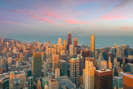 天线暮美国芝加哥市中心日落时的空景象从高升起图片