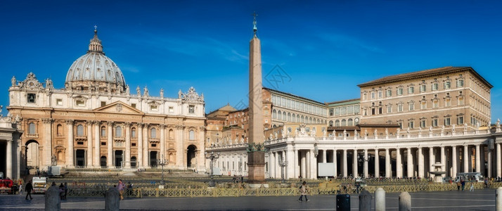 历史的2015年月4日罗马圣彼得斯柯广场全景梵蒂冈凌晨为第二天会见教皇方济各做准备在罗马圣彼得斯柯广场大教堂意利语背景图片