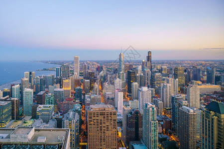 酒店美国芝加哥市中心天线的空景象从高起日落地标图片