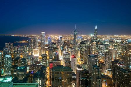 高的黄昏芝加哥市中心天线的空景象从高起日落夏天图片