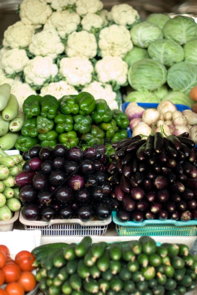 黄瓜在阿拉伯联合酋长国迪拜露天市场新鲜采摘的蔬菜于204年6月骨髓辣椒图片