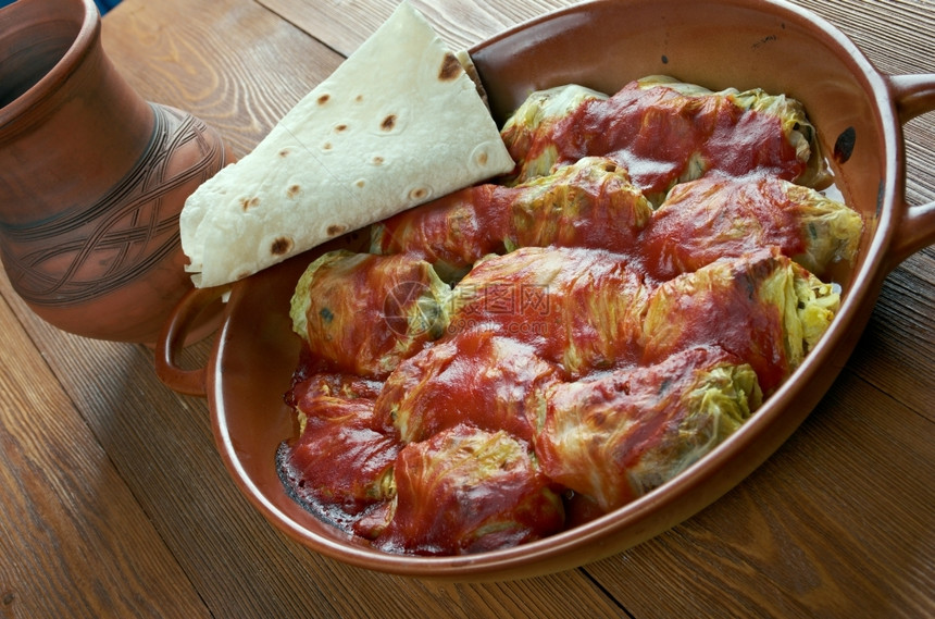 食物Holishkes传统的犹太菜卷土豆碎屑叶用包裹式装的方在肉和番茄酱上阿什肯纳兹霍利切斯图片