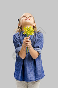 捧着鲜花的可爱小女孩图片