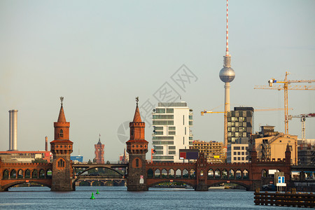 柏林城市风景和奥伯鲍姆桥塔自治市镇河图片
