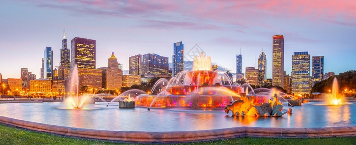 黄昏芝加哥天线全景日落时有摩天大楼和白金汉喷泉城市景观颜色图片