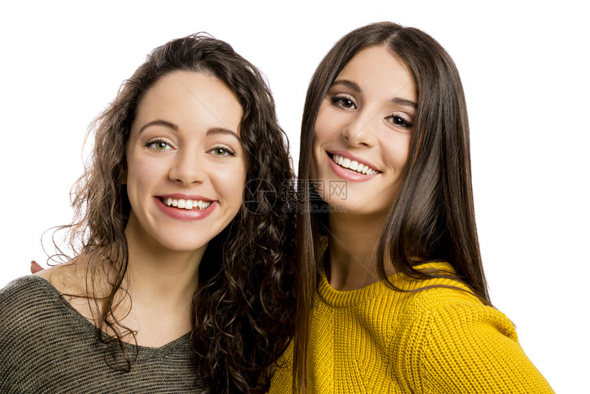 快乐的工作室拥抱两个美丽女孩微笑的演唱室肖像图片