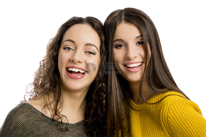 两个美丽女孩微笑的演唱室肖像吸引人的乐趣白种图片