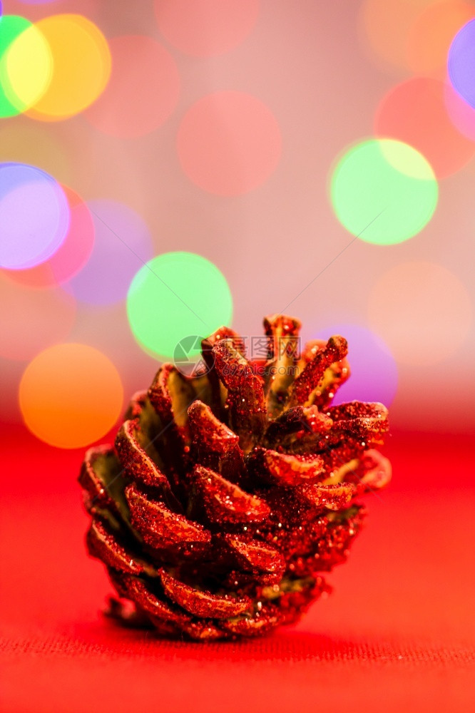 礼物快乐的红色闪光装饰品由丰富多彩的圣诞节构成隔绝在模糊灯光背景上发的图片