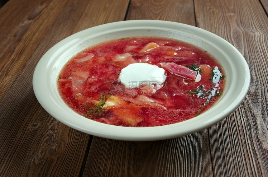 波兰的barzczbeetroot汤配有鸡蛋在许多东欧和中菜流行波特拉瓦俄语开胃菜图片