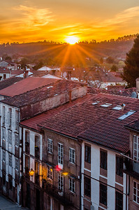 城市的西班牙北部加利亚日落时圣地哥德孔波斯特拉的景象太阳古老图片