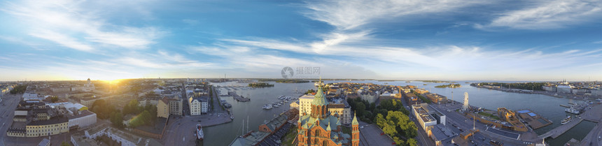 芬兰夏季从城市港口到赫尔辛基天际线的全景日落空中观测芬兰夏天旅行日出图片