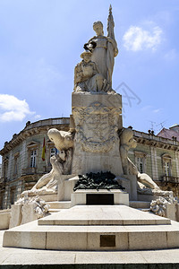扁平城镇马路葡萄牙语结石尊重纪念第一次世界大战葡萄牙斗人员纪念碑的景象在里斯本市中心葡萄牙马克西米亚诺阿尔维斯Transl雕塑为祖国服务人民背景