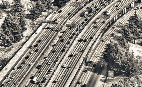 高速公路上的重交通空中观察公路上的重交通空中观察城市的建筑学高架图片