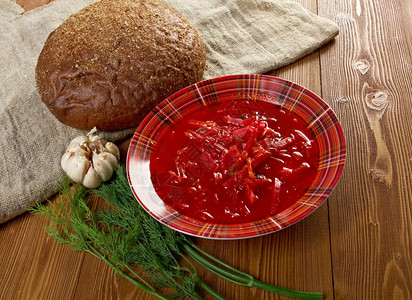 美食盘子晚餐乌拉尼和俄罗斯红蜂汤加大蒜和酸奶油高清图片