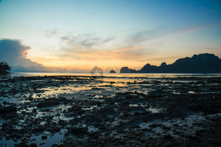 土地在海滩上日出山地和树林的沙滩上风景泰国图片