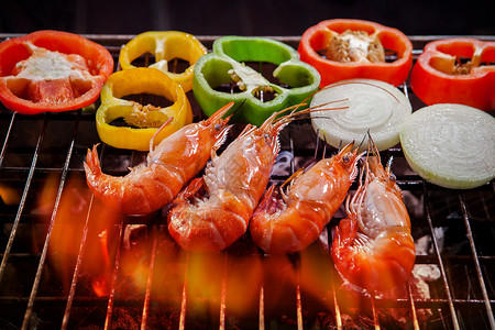虾烧烤炉灶虾和洋葱圈并配有冷冻和洋葱环贝类海易燃图片