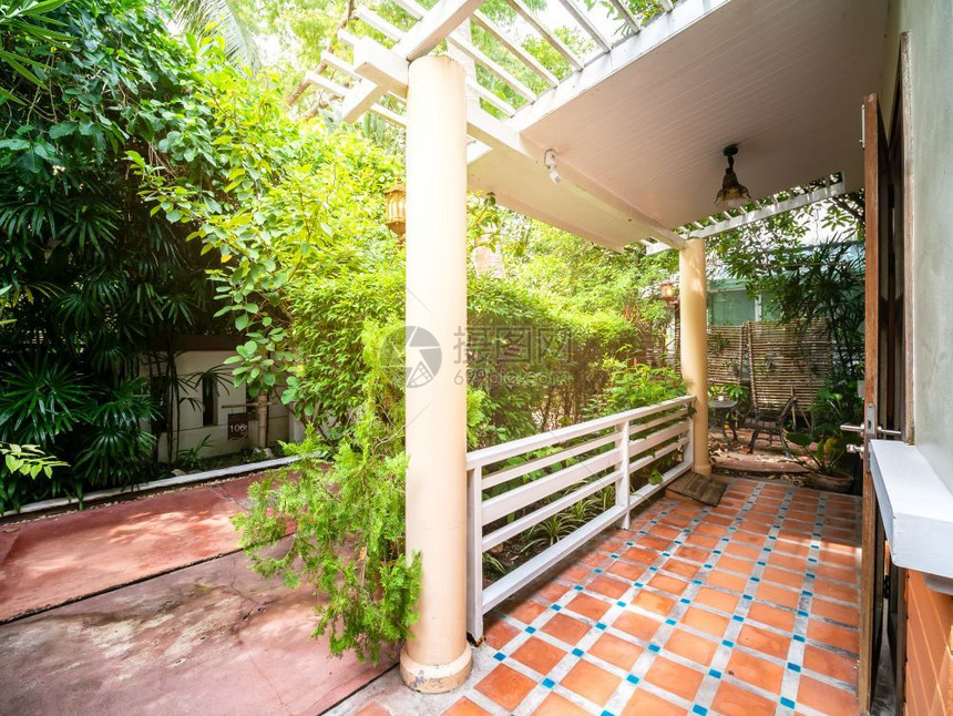 酒店松弛树休息在花园的角落里在泰国度假别墅前图片