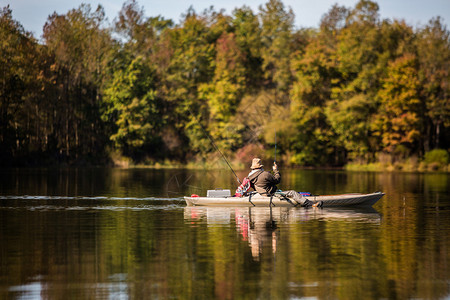 森林一种积极的秋天在湖边钓鱼跟船一起图片